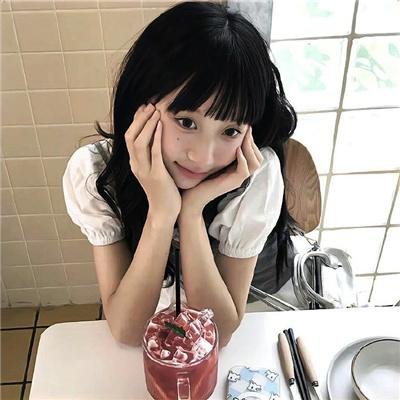 戴流苏耳环的少女